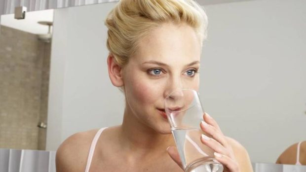 Schöne Haut benötigt Wasser und viel Pflege